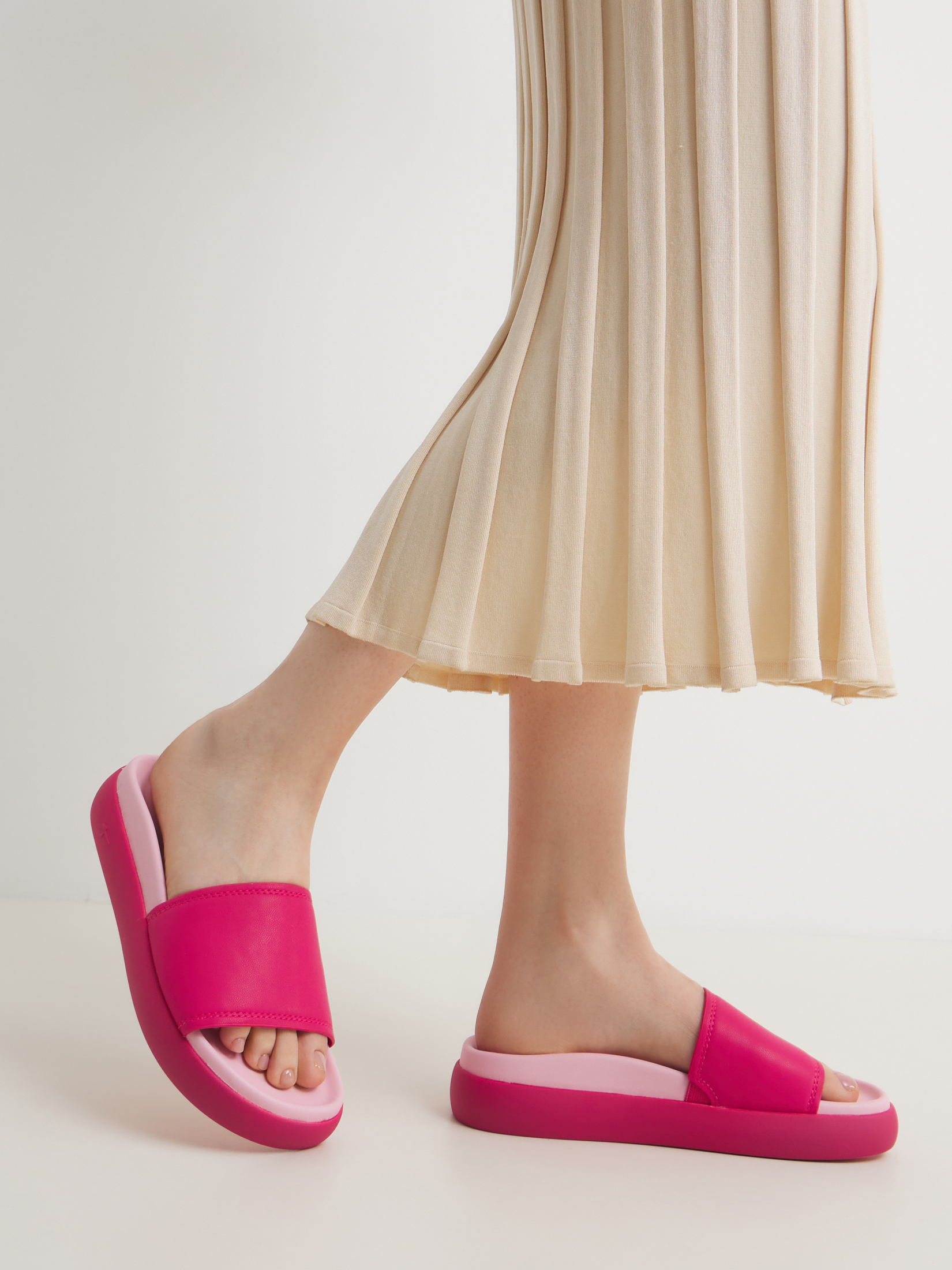 4200 р. 7500 р. Женские сланцы TAMARIS AMALIA