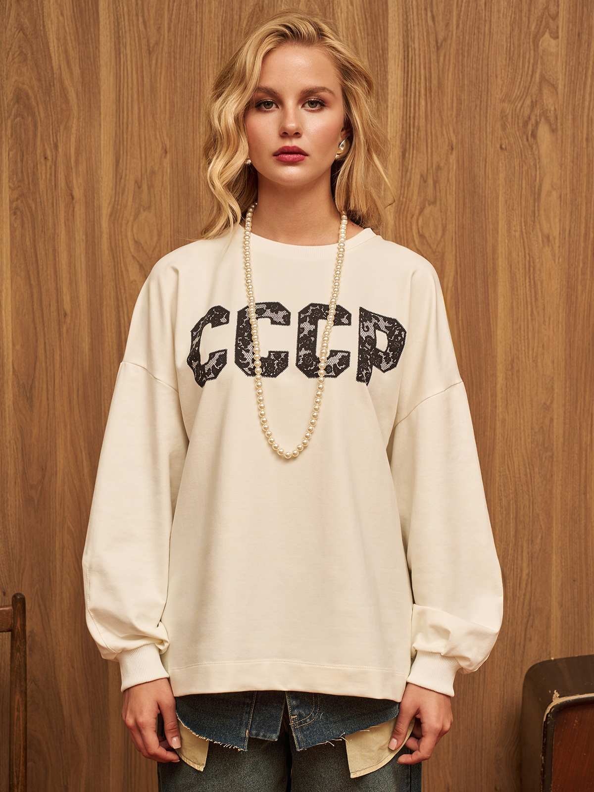 Cвитшот свободного кроя с лаконичной надписью «СССР»