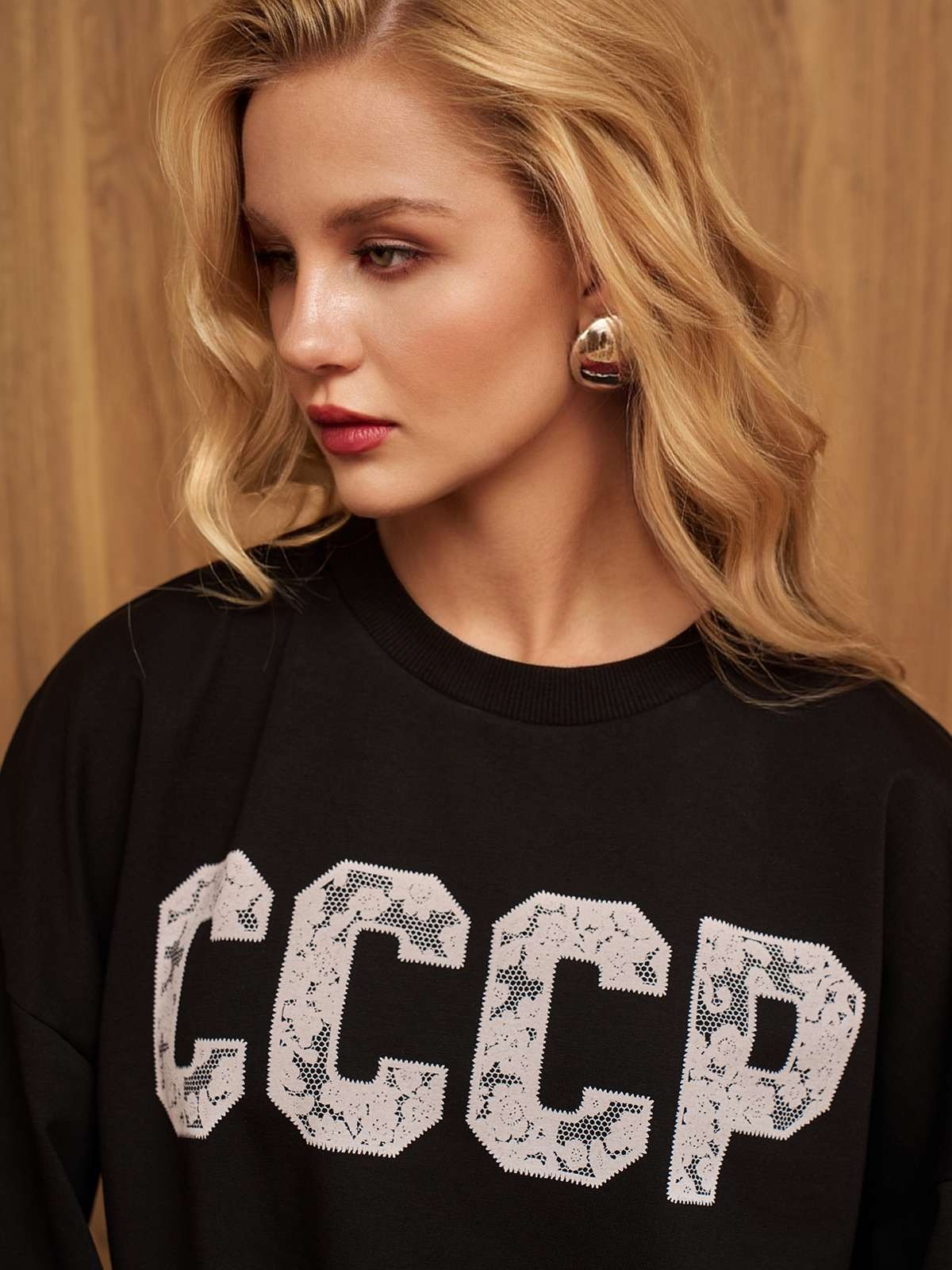 Cвитшот свободного кроя с лаконичной надписью «СССР»