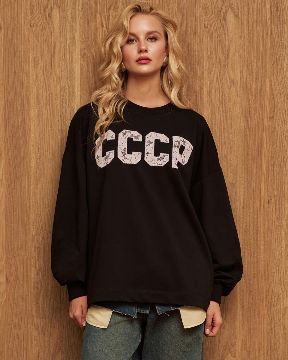 Cвитшот свободного кроя с лаконичной надписью «СССР»