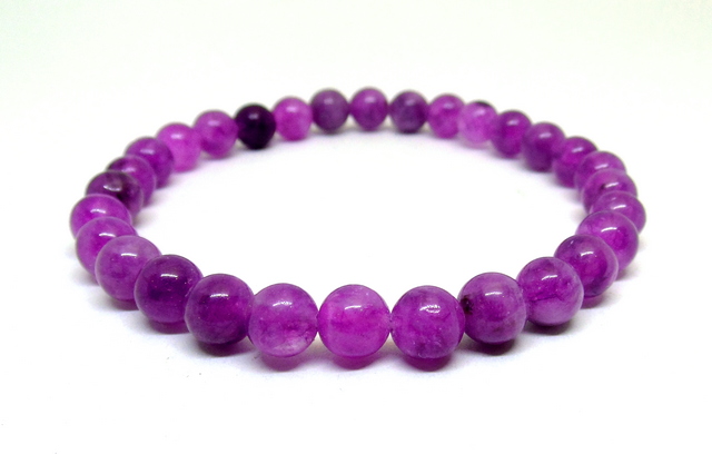 10-137 Браслет на резинке чароит малиновый 6 мм