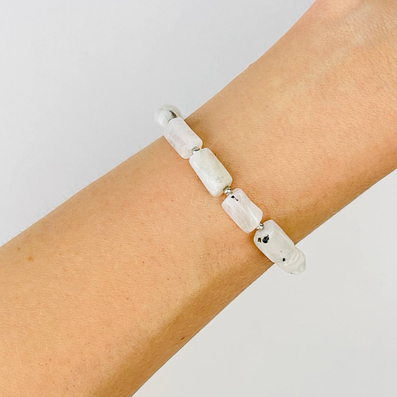 Радуга Самоцветов Браслет из Лунного камня с включением Турмалина