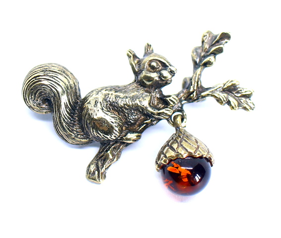 2110 Брошь Белка на ветке