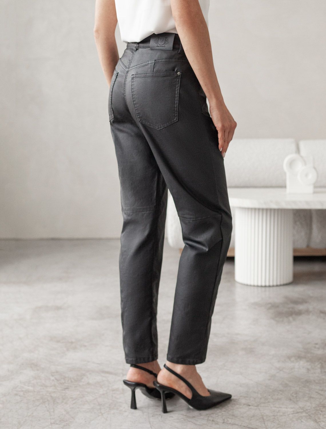 Брюки зауженные из эластичного хлопка с покрытием под кожу D24.274 черный