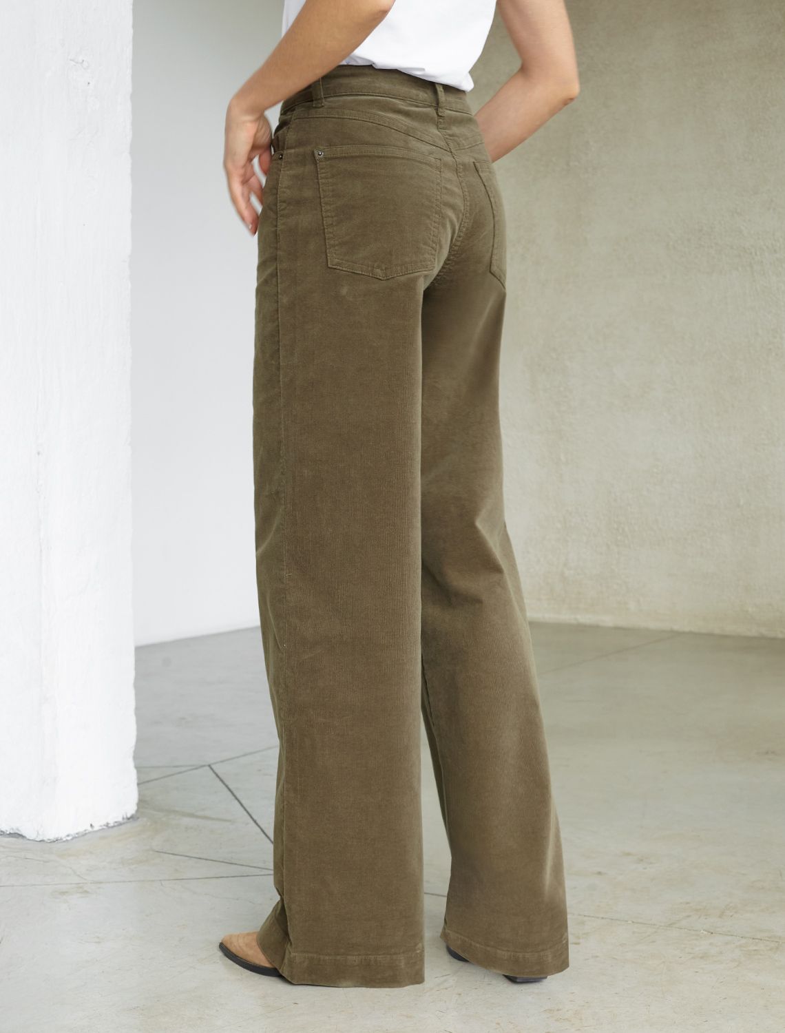 Брюки из эластичного микро-вельвета D24.278 хаки