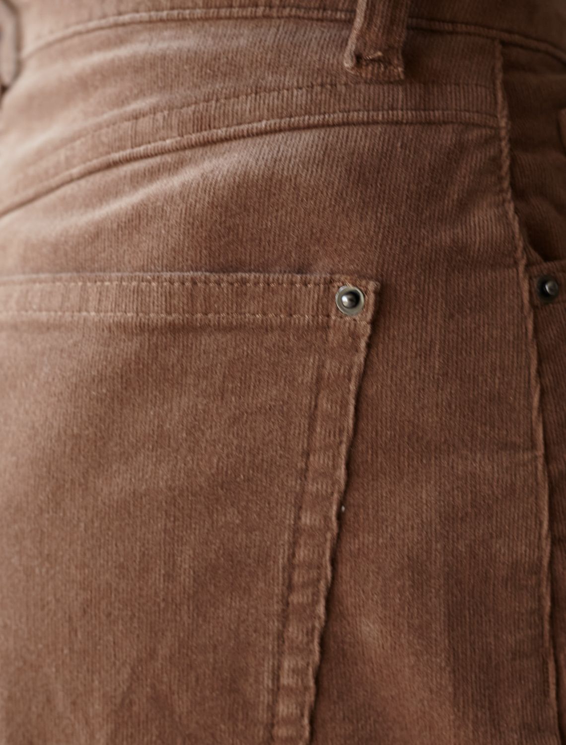 Брюки из эластичного микро-вельвета D24.278 светло-кофейный