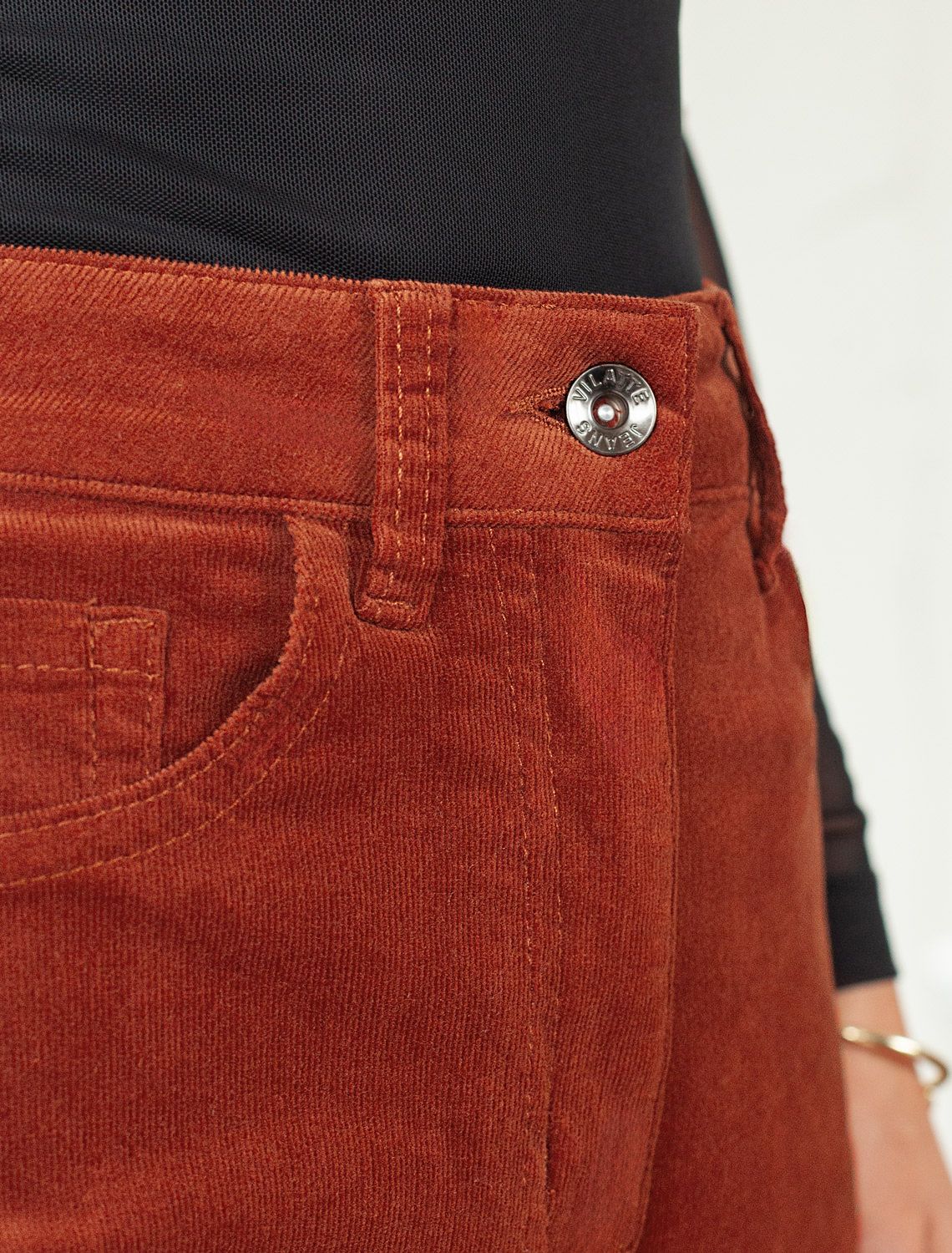 Брюки из эластичного микро-вельвета D24.278 терракотовый