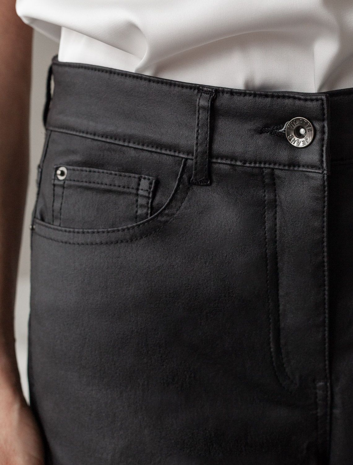 Брюки зауженные из эластичного хлопка с покрытием под кожу D24.274 черный