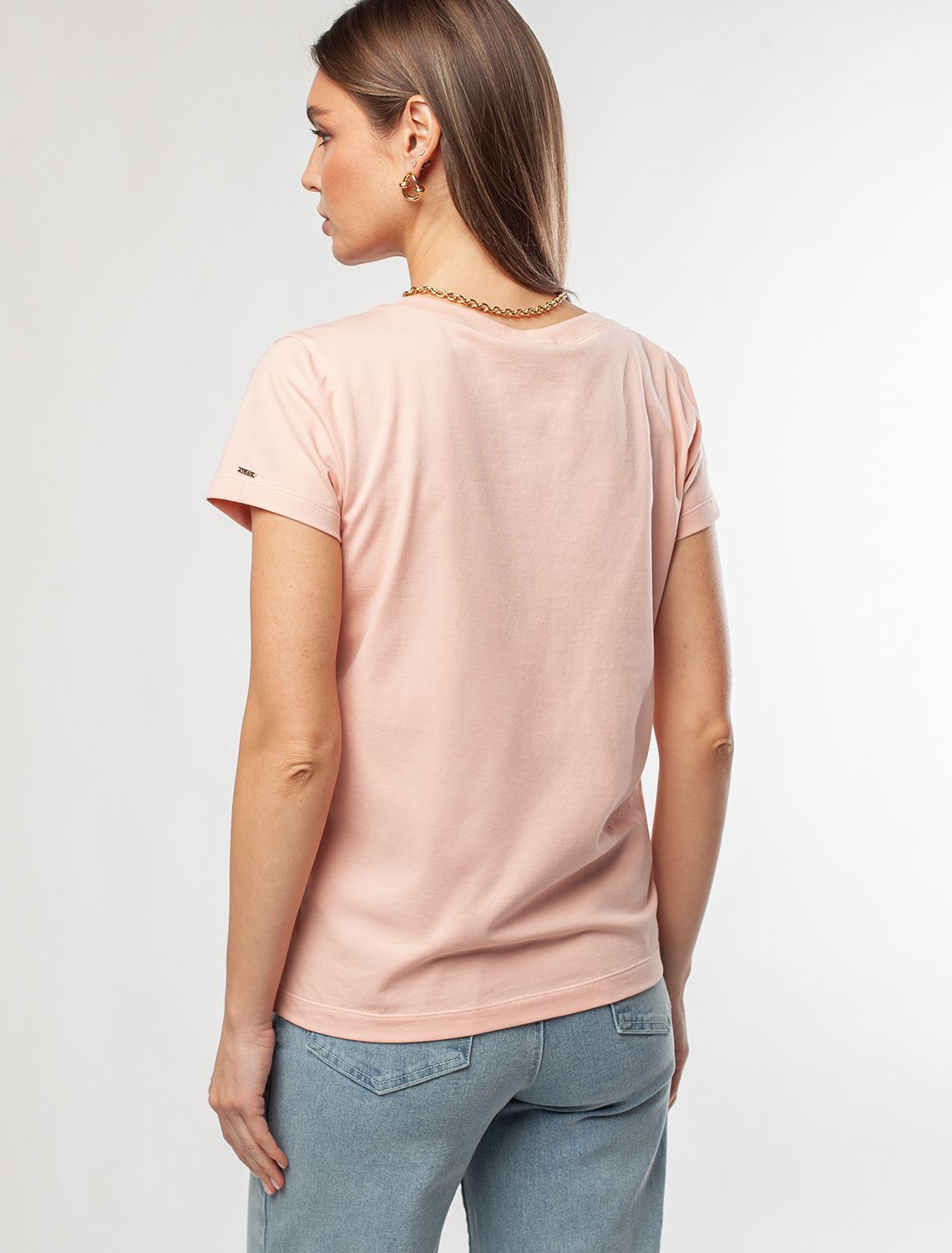 Футболка из премиального хлопка с V-образным вырезом