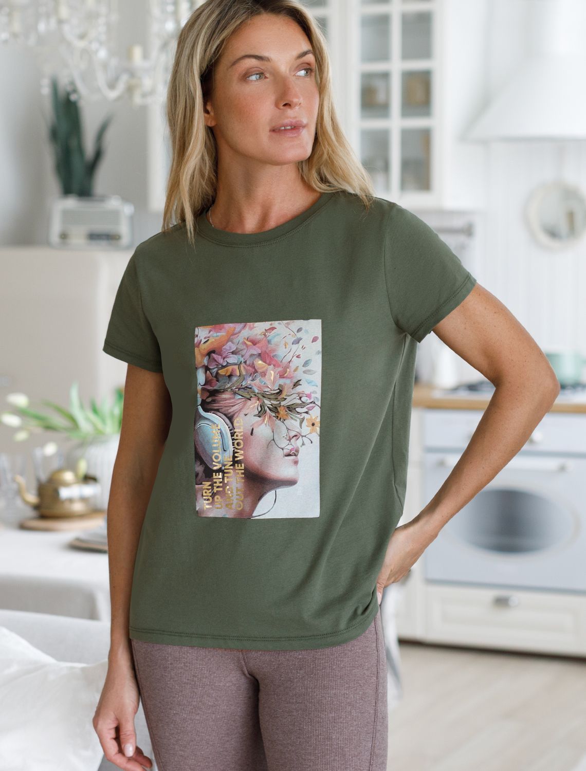 Футболка из 100% хлопка с авторским принтом.