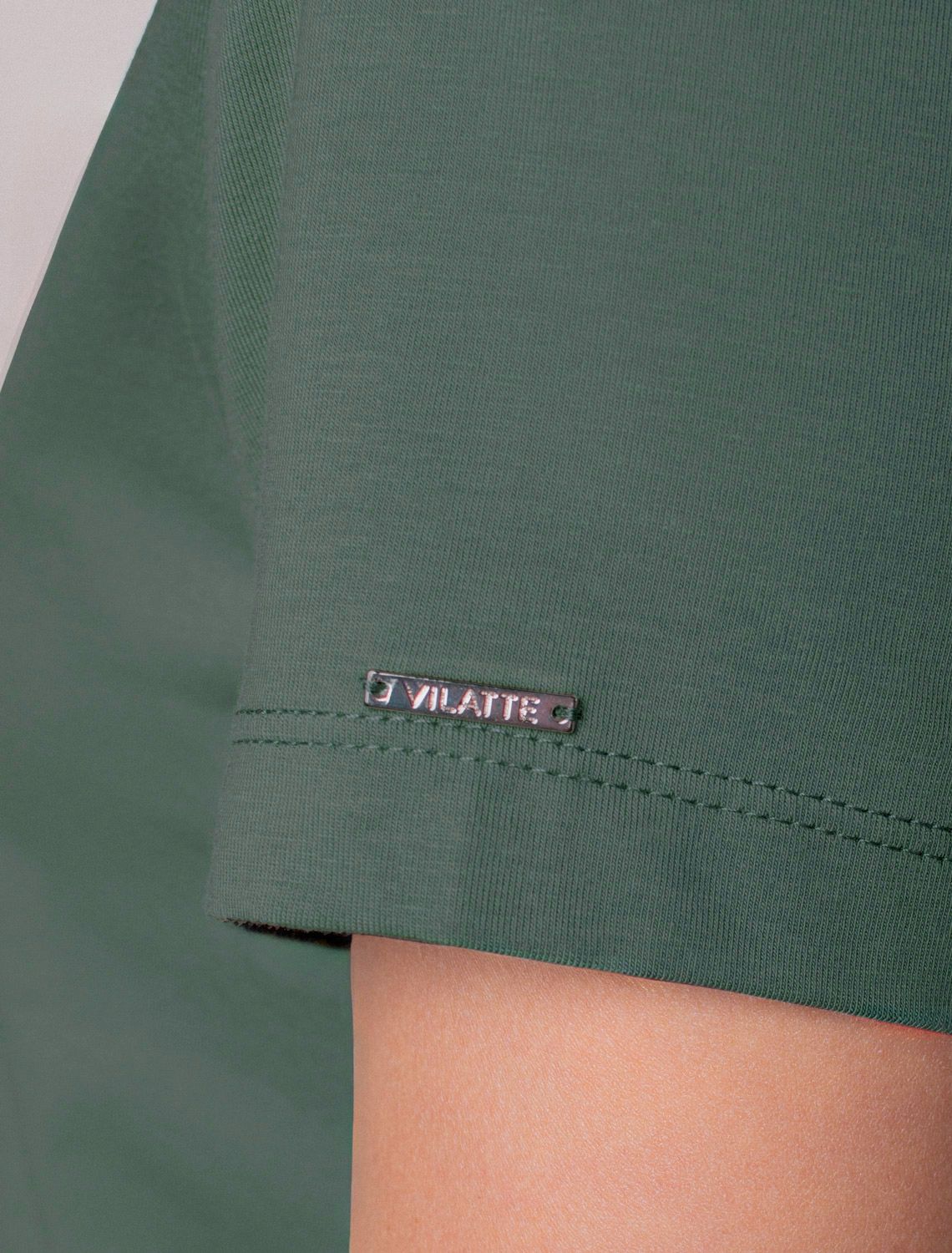 Футболка из премиального хлопка с V-образным вырезом