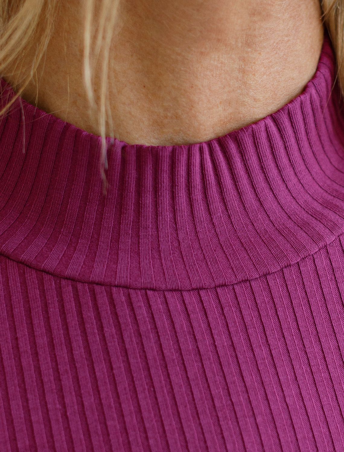 Футболка из фактурного трикотажа в рубчик