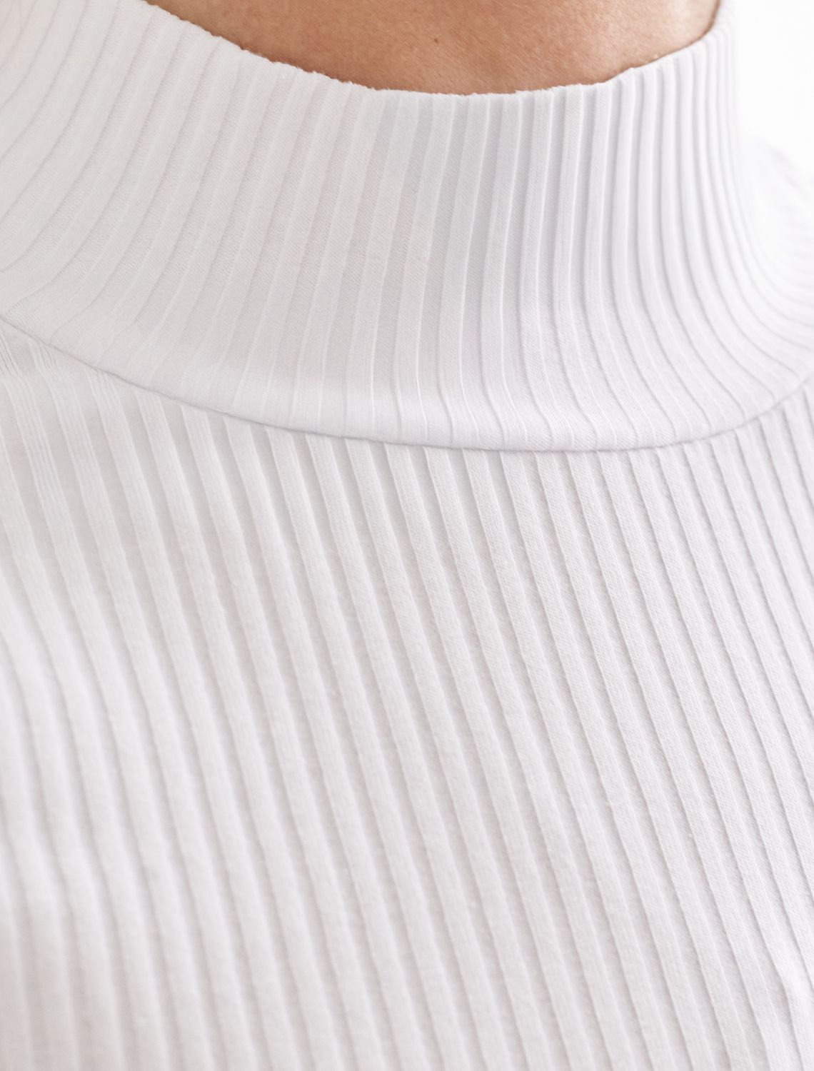 Футболка из фактурного трикотажа в рубчик