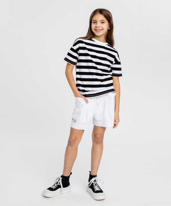 1400 р.  1750 р.  Шорты белые для девочки Button Blue