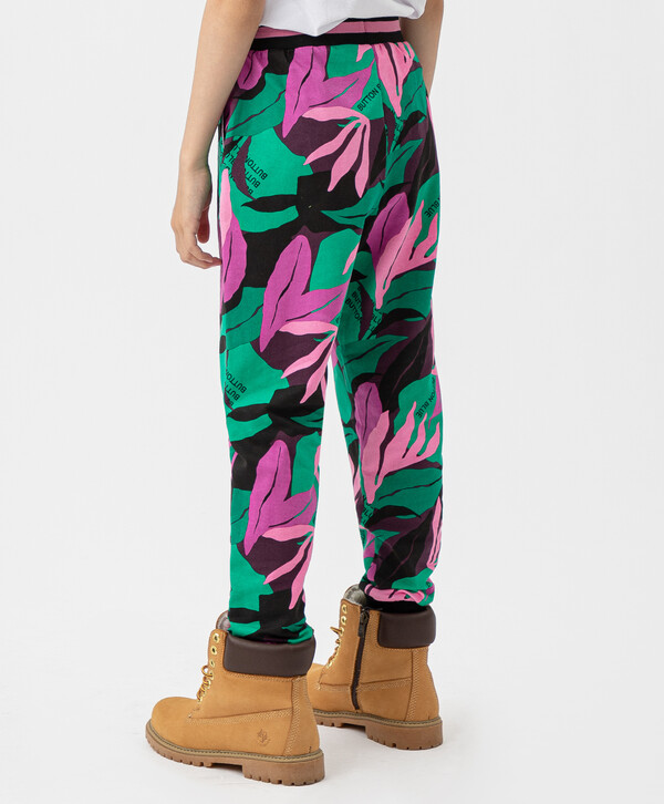 1073 р.  1650 р.  Брюки-джоггеры с карманами и принтом фиолетовые Button Blue