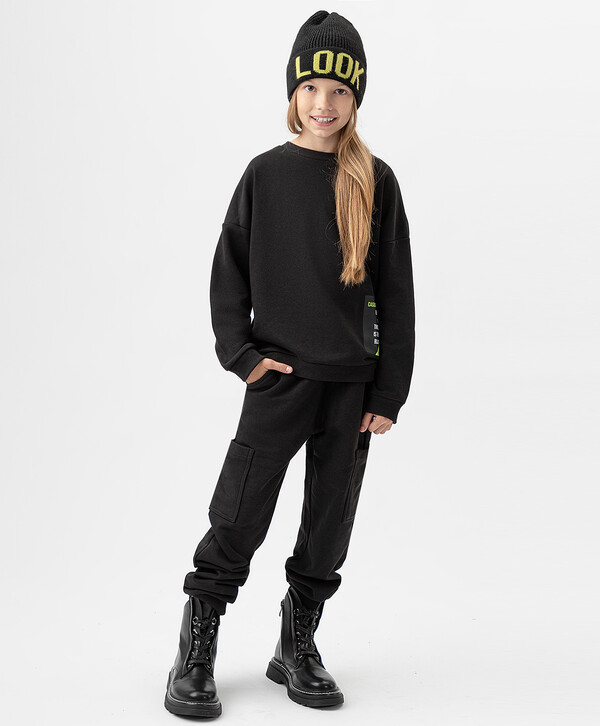 1073 р.  1650 р.  Брюки-джоггеры базовые с поясом на резинке и прорезными карманами черные Button Blue