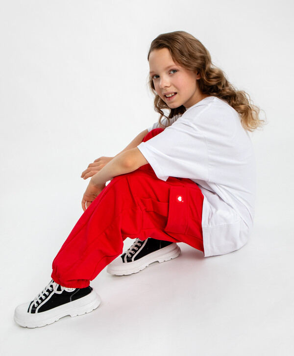 1680 р.  2100 р.  Джоггеры карго с поясом на резинке красные для девочки Button Blue