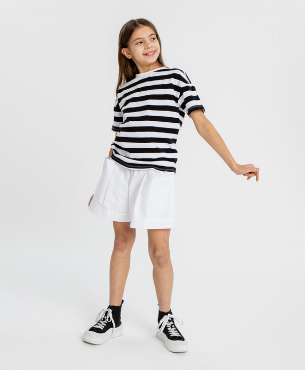 1400 р.  1750 р.  Шорты белые для девочки Button Blue