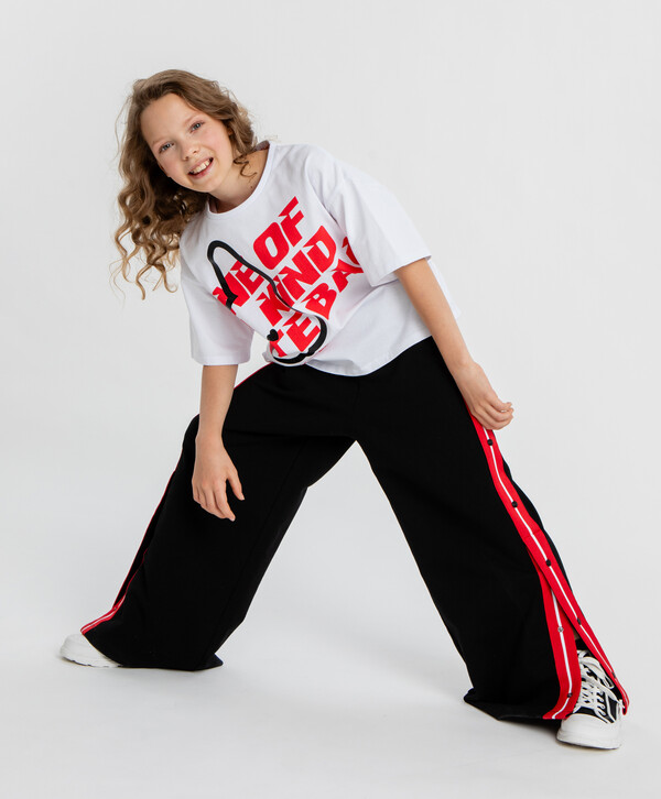 1720 р.  2150 р.  Брюки спортивные с лампасами и поясом черные для девочки Button Blue