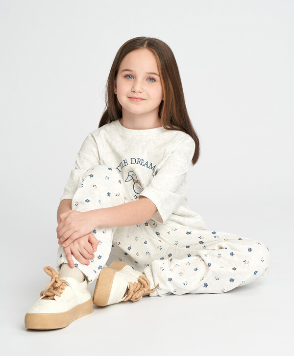 748 р. 1150 р. Футболка для девочки оверсайз белая с коротким рукавом и принтом Button Blue