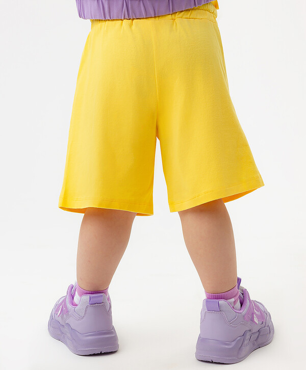 560 р.  700 р.  Шорты трикотажные хлопковые с карманами и завязками желтые для девочки Button Blue