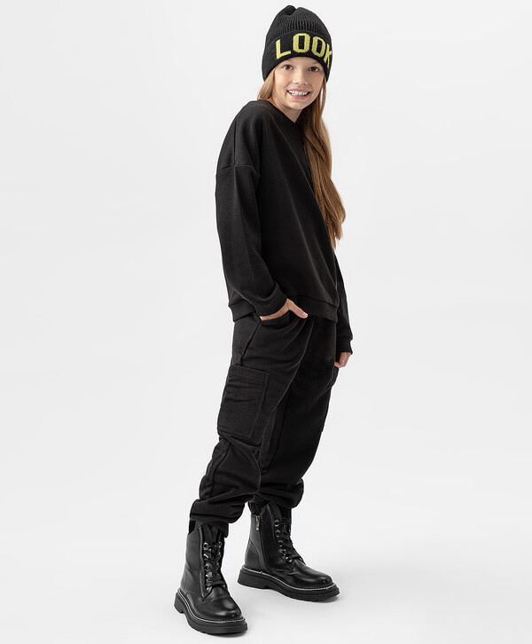 1073 р.  1650 р.  Брюки-джоггеры базовые с поясом на резинке и прорезными карманами черные Button Blue