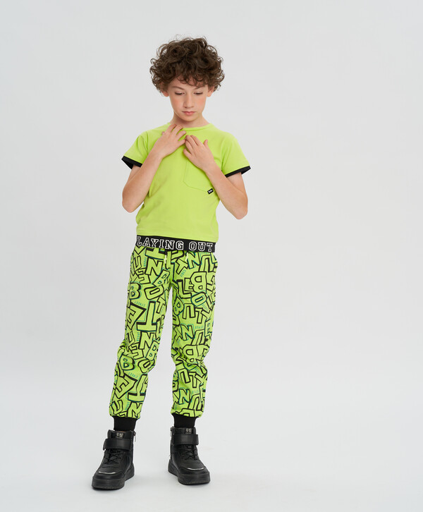 1040 р.  1300 р.  Джоггеры с поясом на резинке и олловер принтом салатовые для мальчика Button Blue