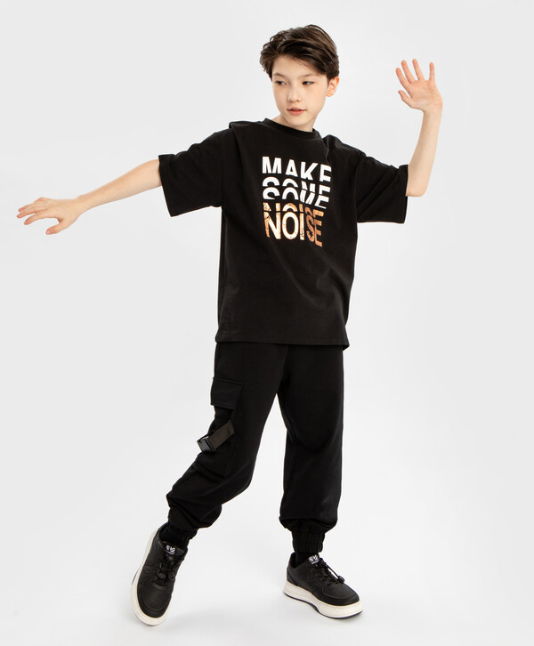 1440 р.  1800 р.  Брюки джоггеры с поясом на резинке и тремя карманами черные для мальчика Button Blue