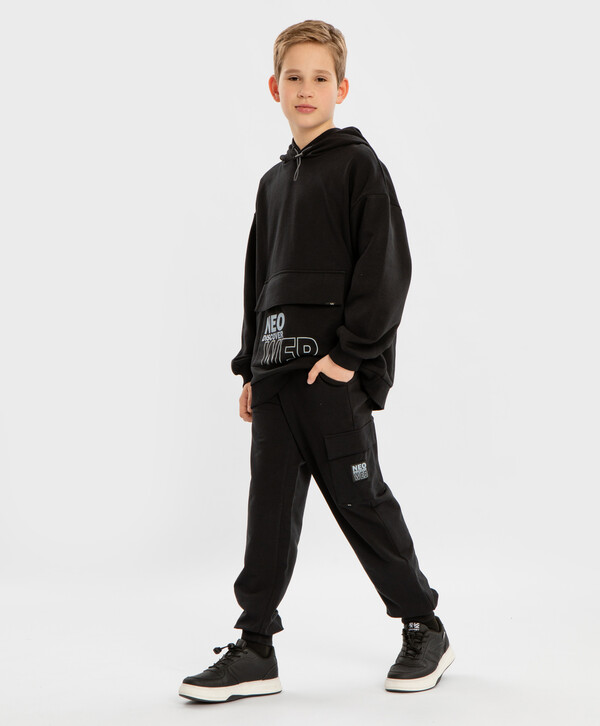 1840 р.  2300 р.  Джоггеры карго с тремя карманами и поясом на резинке черные для мальчика Button Blue