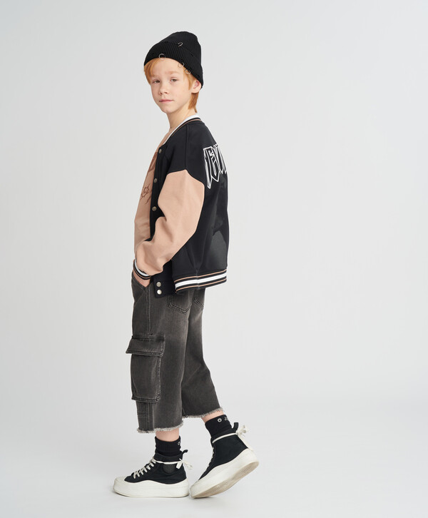 1890 р.  2700 р.  Бомбер детский оверсайз с принтом черный Button Blue