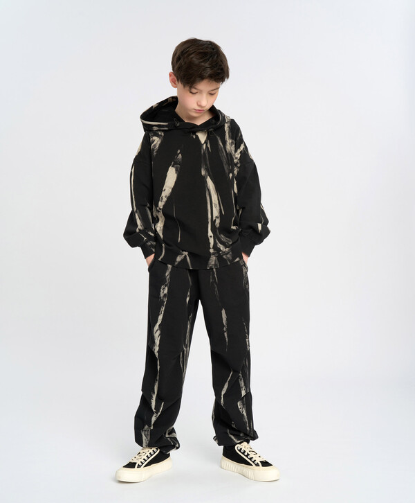 1610 р.  2300 р.  Джоггеры детские черные с поясом на резинке и эффектом варки Button Blue