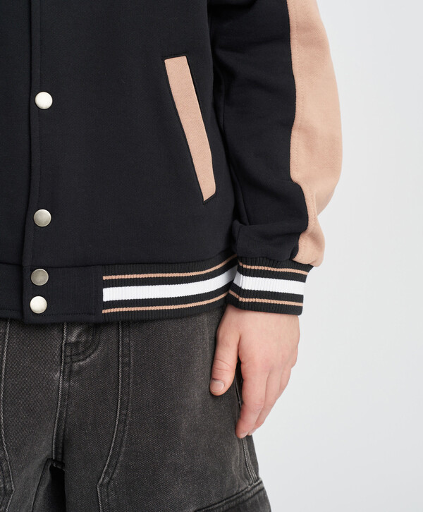 1890 р.  2700 р.  Бомбер детский оверсайз с принтом черный Button Blue