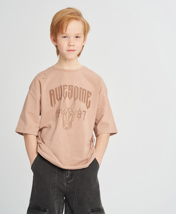 910 р.  1300 р.  Футболка оверсайз с коротким рукавом для мальчика бежевая с принтом Button Blue