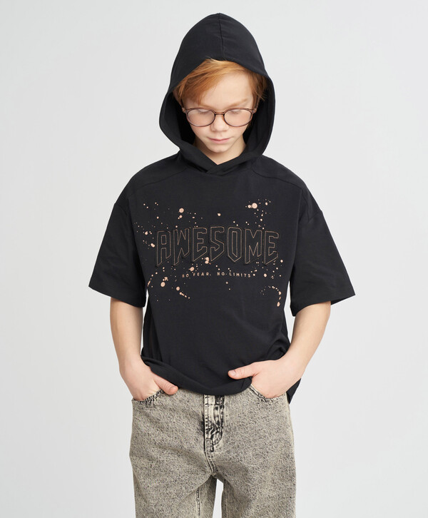 910 р.  1300 р.  Футболка с капюшоном и коротким рукавом для мальчика черная с аппликацией Button Blue