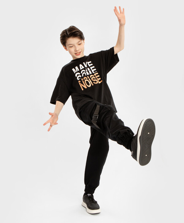 1440 р.  1800 р.  Брюки джоггеры с поясом на резинке и тремя карманами черные для мальчика Button Blue