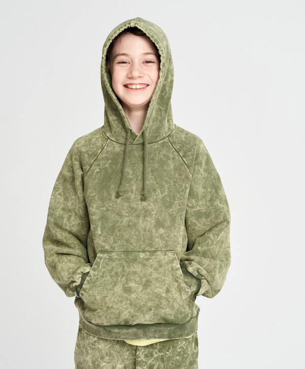 1610 р.  2300 р.  Худи детское зеленое с капюшоном и эффектом варки Button Blue