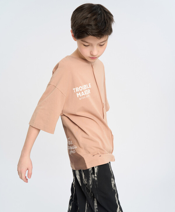 910 р.  1300 р.  Футболка оверсайз с коротким рукавом для мальчика бежевая с принтом Button Blue