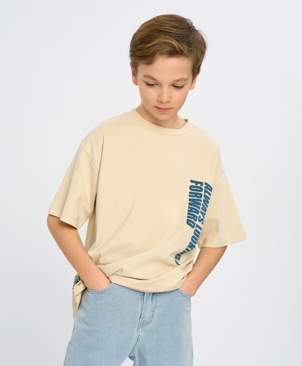 840 р.  1200 р.  Футболка с коротким рукавом для мальчика молочная оверсайз с принтом Button Blue