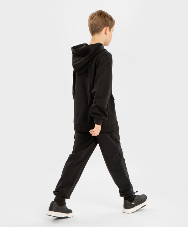 1840 р.  2300 р.  Джоггеры карго с тремя карманами и поясом на резинке черные для мальчика Button Blue