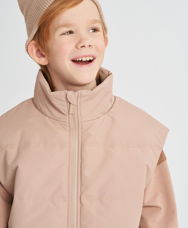 1890 р.  2700 р.  Жилет детский утепленный бежевый стеганый Button Blue