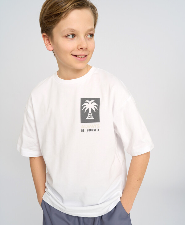 910 р.  1300 р.  Футболка с коротким рукавом для мальчика белая оверсайз с принтом Button Blue