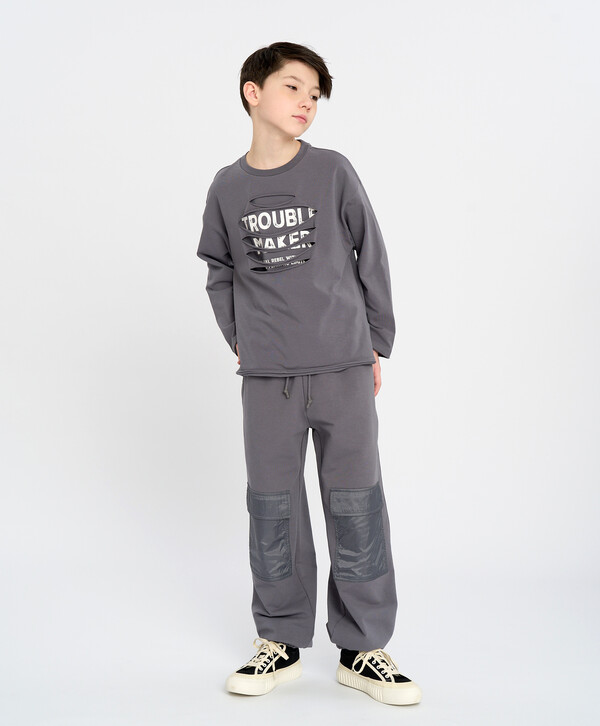 1470 р.  2100 р.  Джоггеры для мальчика серые с поясом на резинке и принтом Button Blue