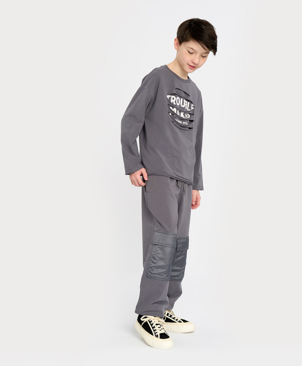 1470 р.  2100 р.  Джоггеры для мальчика серые с поясом на резинке и принтом Button Blue