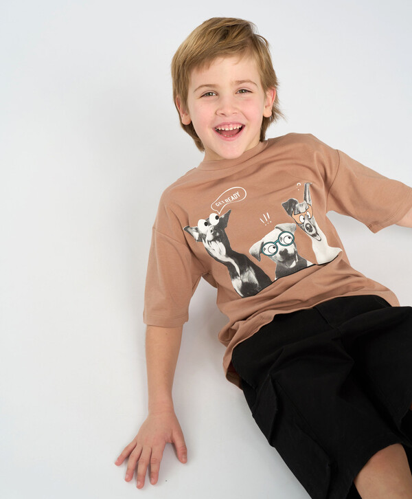 665 р.  950 р.  Футболка с коротким рукавом для мальчика оверсайз коричневая с принтом Button Blue