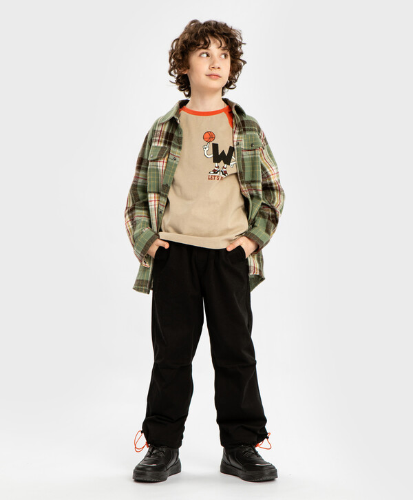 1680 р.  2100 р.  Брюки с защипами и регулировкой ширины брючин черные для мальчика Button Blue