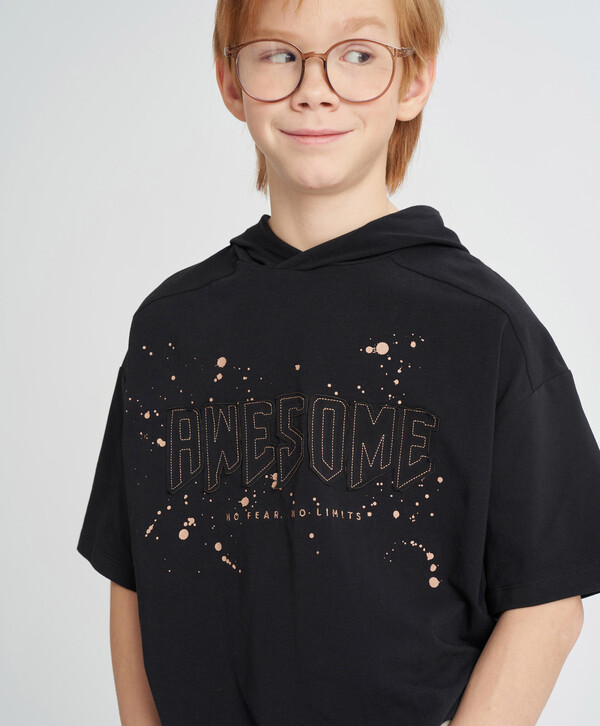 910 р.  1300 р.  Футболка с капюшоном и коротким рукавом для мальчика черная с аппликацией Button Blue