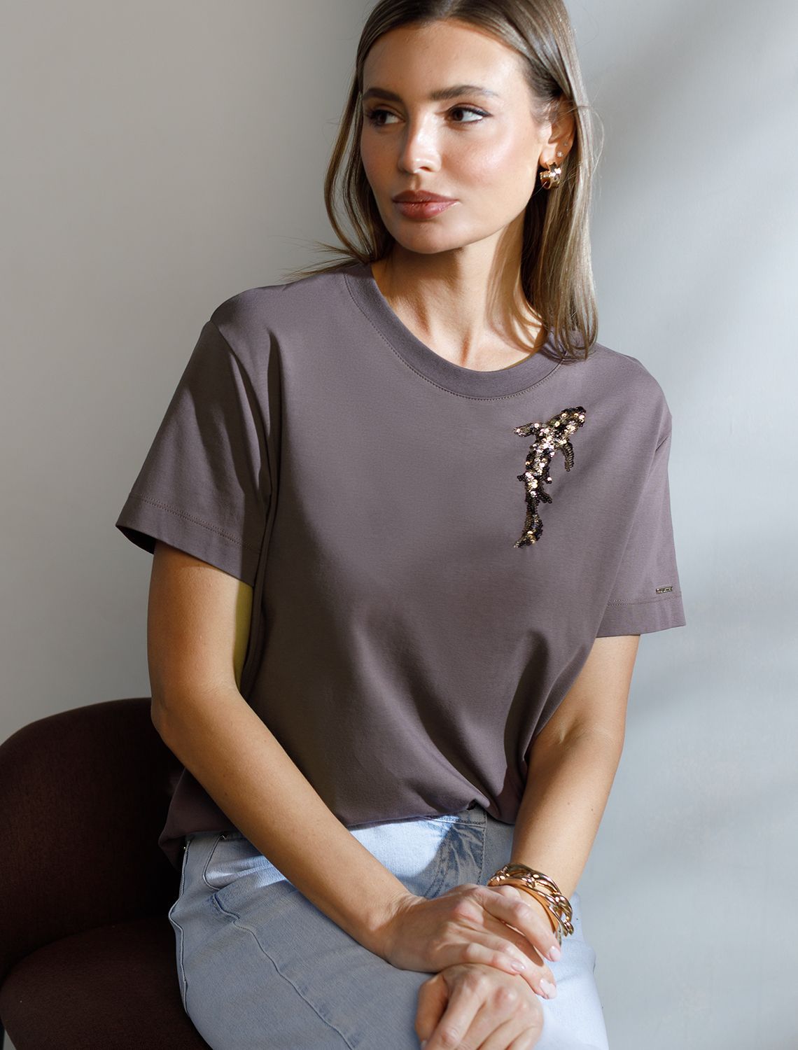 Нарядная футболка с принтом пайетками из премиального хлопка с эластаном D49.124 кофе_рыба