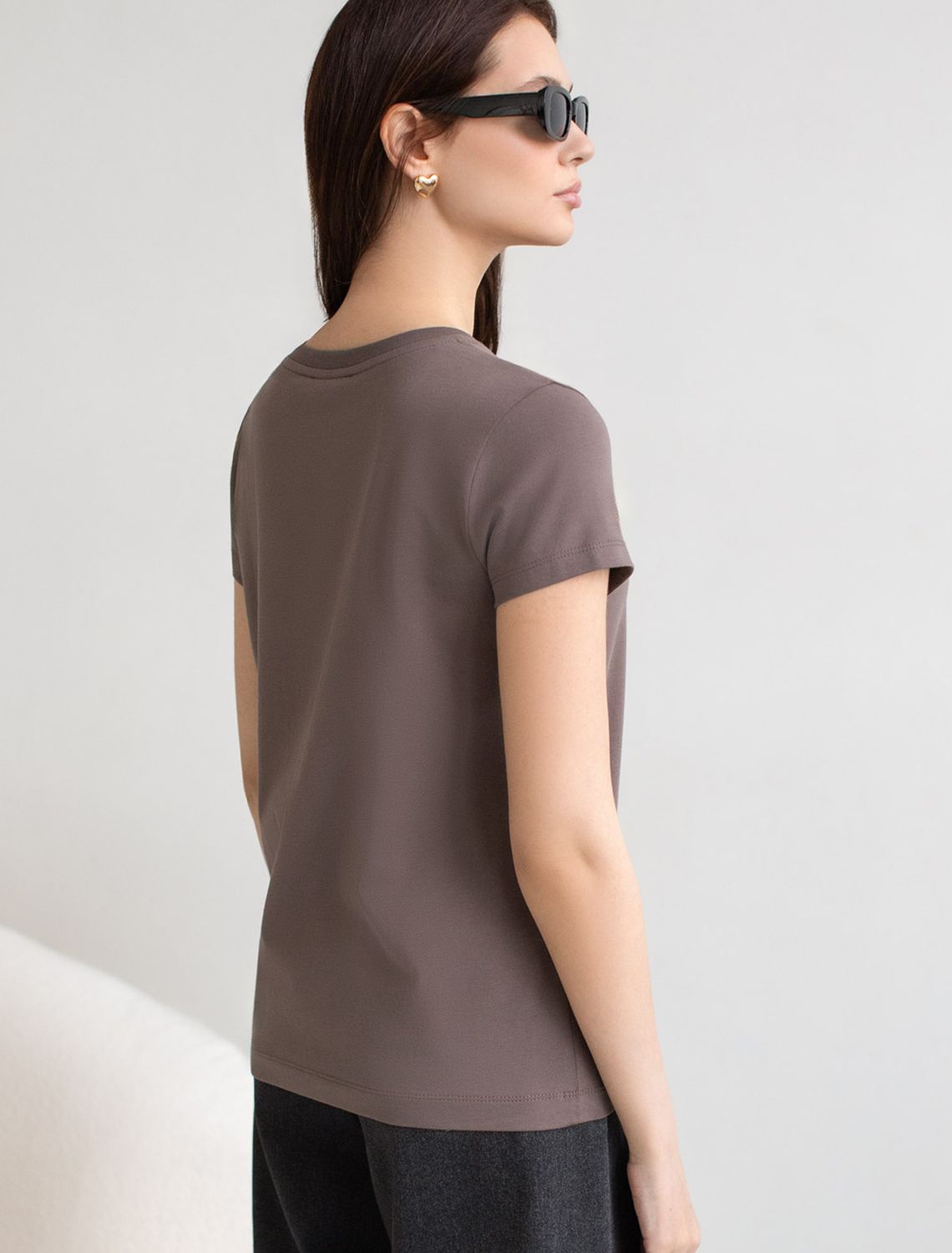 Нарядная футболка с принтом пайетками из премиального хлопка с эластаном D49.123 кофе_vilatte