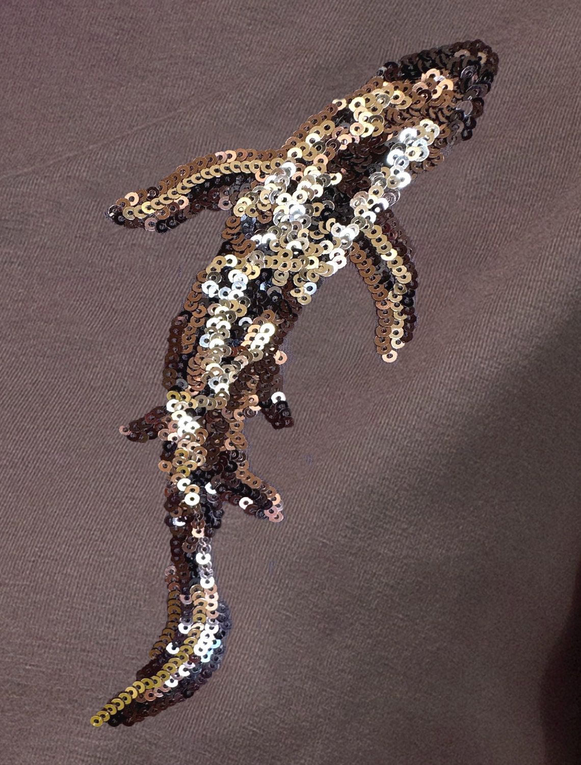 Нарядная футболка с принтом пайетками из премиального хлопка с эластаном D49.124 кофе_рыба