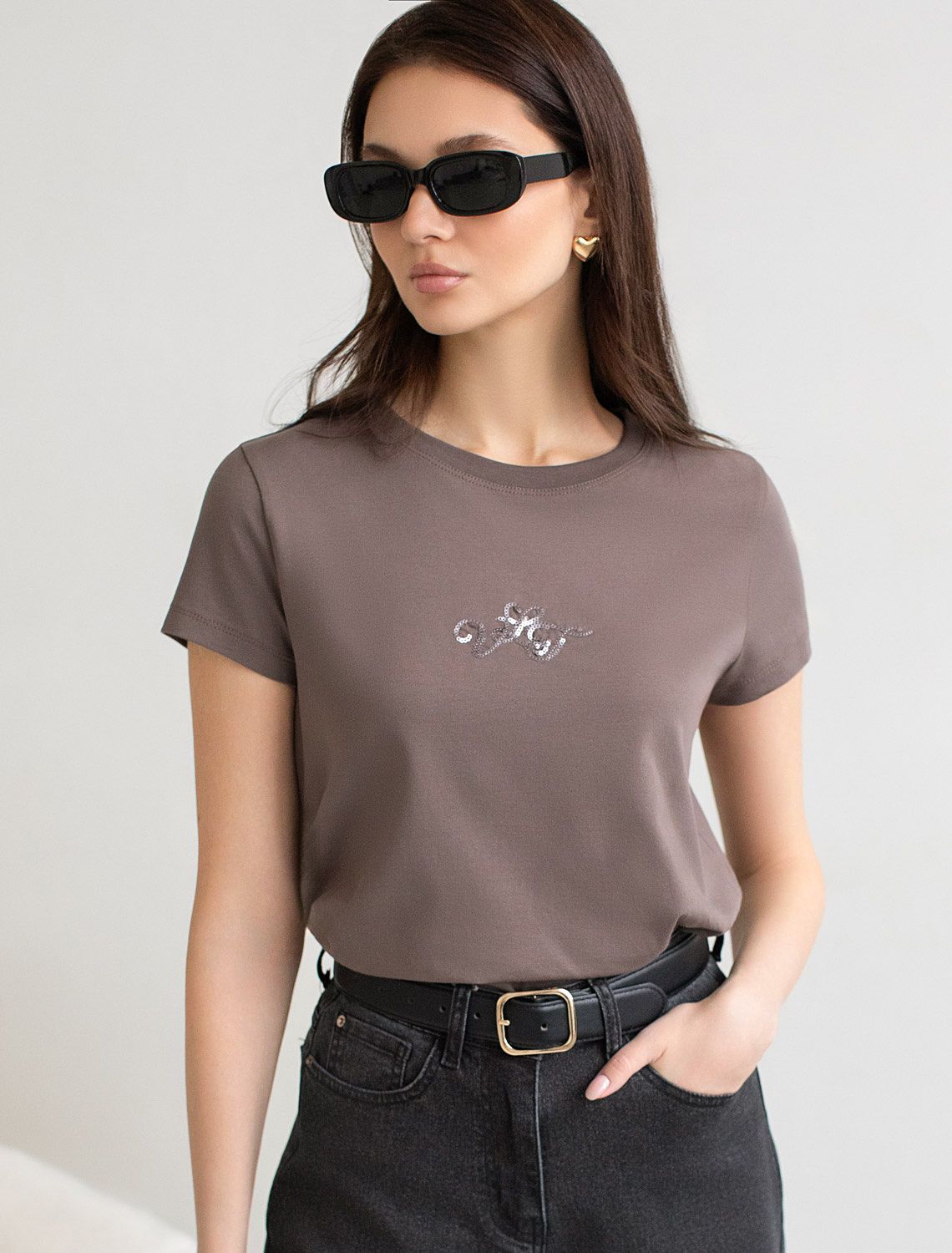 Нарядная футболка с принтом пайетками из премиального хлопка с эластаном D49.123 кофе_vilatte